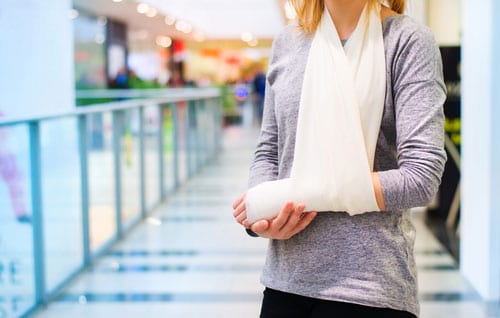 Woman with a fractured hand inside a shopping center